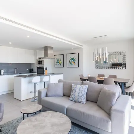 Oasis 325 First Floor *